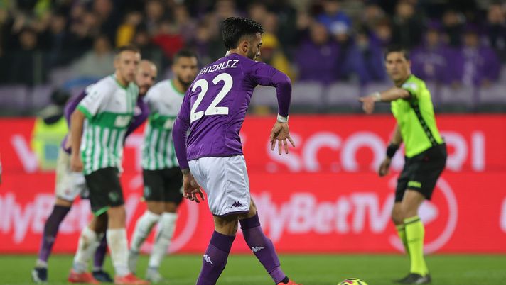 FLORENCE, ITALY - JANUARY 07: Nicolas Ivan Gonzalez of ACF Fiorentina scores a goal during the Serie A match between ACF Fiorentina and US Sassuolo at Stadio Artemio Franchi on January 7, 2023 in Florence, Italy. (Photo by Gabriele Maltinti/Getty Images) Fiorentina, Gonzalez torna e va subito in bonus: gol su rigore e si commuove - immagine 1