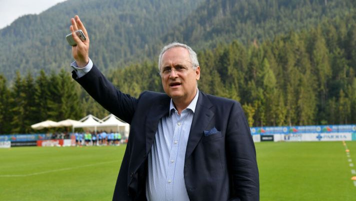 AURONZO DI CADORE, ITALY - JULY 20: SS Lazio president Claudio Lotito greets fans during the SS Lazio pre-season training camp on July 20, 2019 in Auronzo di Cadore, Italy. (Photo by Marco Rosi/Getty Images) Lotito difende Pedro: “Quante chiamate di minacce per questo acquisto, assurdo” - immagine 1