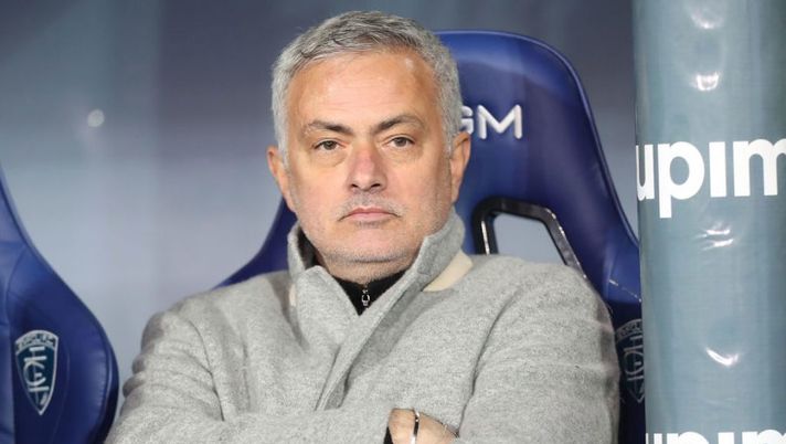 EMPOLI, ITALY - JANUARY 23: José Mário dos Santos Félix Mourinho manager of AS Roma looks on during the Serie A match between Empoli FC and AS Roma at Stadio Carlo Castellani on January 23, 2022 in Empoli, Italy. (Photo by Gabriele Maltinti/Getty Images) Mourinho: “Pellegrini c’è, oggi si è allenato senza problemi”. Che stoccata a Zeman - immagine 1