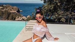 Lady Petagna, posa trasgressiva in piscina. Fan in delirio: “Ci fai perdere il controllo!”