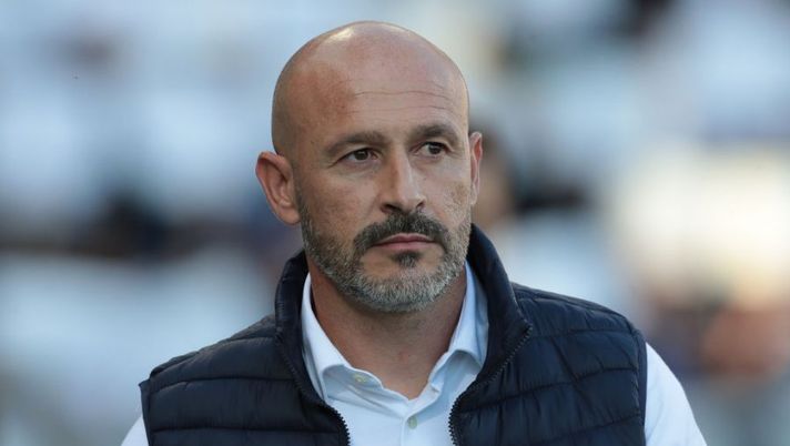 BERGAMO, ITALY - OCTOBER 02: ACF Fiorentina coach Vincenzo Italiano looks on during the Serie A match between Atalanta BC and ACF Fiorentina at Gewiss Stadium on October 02, 2022 in Bergamo, Italy. (Photo by Emilio Andreoli/Getty Images) Italiano: “Stop per Igor, cosa filtra! Jovic cresce e ora deve sorridere, Mandragora e Kouamè…” - immagine 1