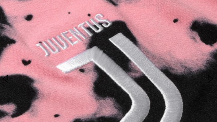 Juventus, presentata la nuova maglia pre-gara: è rosanero. La foto 