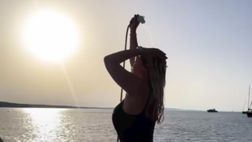 VIDEO / La doccia di Wanda in mare è sexy: i momenti più sexy della vacanza alle Maldive