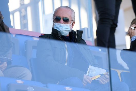 BENEVENTO, ITALY - OCTOBER 25: Aurelio De Laurentiis SSC Napoli President before the Serie A match between Benevento Calcio and SSC Napoli at Stadio Ciro Vigorito on October 25, 2020 in Benevento, Italy. (Photo by Francesco Pecoraro/Getty Images) BENEVENTO, ITALY - OCTOBER 25: Aurelio De Laurentiis SSC Napoli President before the Serie A match between Benevento Calcio and SSC Napoli at Stadio Ciro Vigorito on October 25, 2020 in Benevento, Italy. (Photo by Francesco Pecoraro/Getty Images)