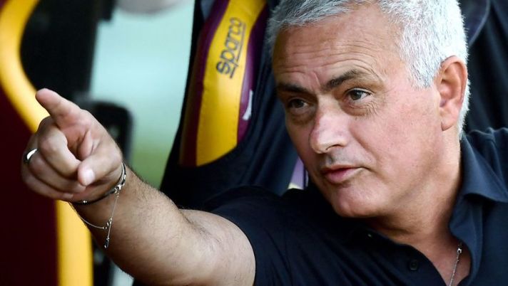 AS Roma's Portuguese coach Jose Mourinho points ahead of the Italian Serie A football match between AS Roma and Cremonese at the Olympic Stadium in Rome on August 22, 2022. (Photo by Filippo MONTEFORTE / AFP) (Photo by FILIPPO MONTEFORTE/AFP via Getty Images) Mourinho: “Dybala sta bene, in 4 out e Camara non pronto. Io non piango come altri” - immagine 1