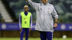 Grattatine, palloni intoccabili, litri di caffè e guai a entrare in campo: Sarri, una vita…di scaramanzie