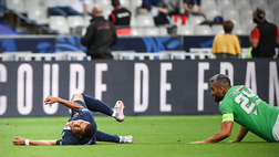 VIDEO Psg-Saint Etienne, Mbappé in lacrime: brutta entrata di Perrin, infortunio alla caviglia e rissa in campo