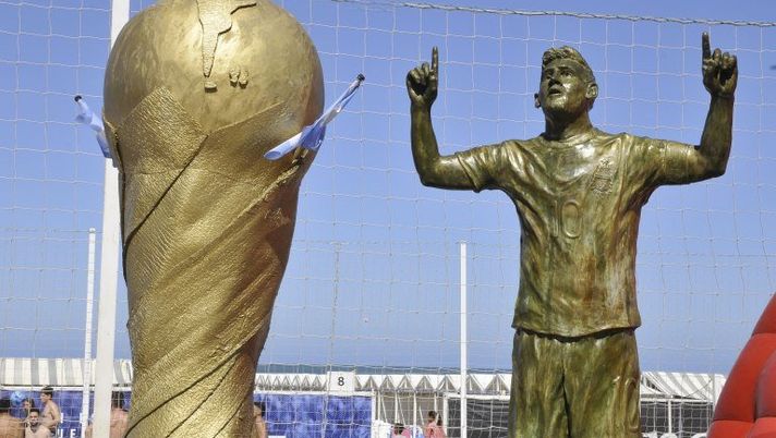 Mar del Plata, ecco la prima statua al mondo con Messi e le 3 stelle mondiali Mar del Plata, ecco la prima statua al mondo con Messi e le 3 stelle mondiali - immagine 1