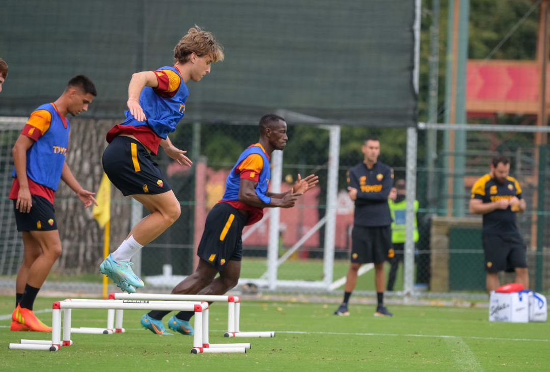La Roma torna ad allenarsi a Trigoria dopo il match con il Betis – FOTO GALLERY - immagine 19
