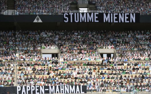 I banner dei tifosi, anche se a porte chiuse un po' di ambiente lo fanno... 