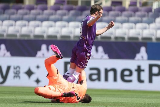 FLORENCE, ITALY - APRIL 25: Dusan Vlahovic of ACF Fiorentina battles for the ball with Wojcieh Szczesny of Juventus during the Serie A match between ACF Fiorentina and Juventus at Stadio Artemio Franchi on April 25, 2021 in Florence, Italy. Sporting stadiums around Italy remain under strict restrictions due to the Coronavirus Pandemic as Government social distancing laws prohibit fans inside venues resulting in games being played behind closed doors. (Photo by Gabriele Maltinti/Getty Images) FLORENCE, ITALY - APRIL 25: Dusan Vlahovic of ACF Fiorentina battles for the ball with Wojcieh Szczesny of Juventus during the Serie A match between ACF Fiorentina and Juventus at Stadio Artemio Franchi on April 25, 2021 in Florence, Italy. Sporting stadiums around Italy remain under strict restrictions due to the Coronavirus Pandemic as Government social distancing laws prohibit fans inside venues resulting in games being played behind closed doors. (Photo by Gabriele Maltinti/Getty Images)
