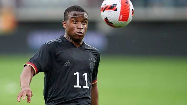 LODZ, POLAND - JUNE 07: Youssoufa Moukoko from U21 Germany controls the ball during the UEFA European Under-21 Championship Qualifier Group B match between Poland U21 and Germany U21 at Wladyslaw Krol Municipal Stadium on June 7, 2022 in Lodz, Poland. (Photo by Adam Nurkiewicz/Getty Images) Moukoko, a 17 anni è già al bivio: o rinnovo col Borussia o nuova avventura - immagine 1