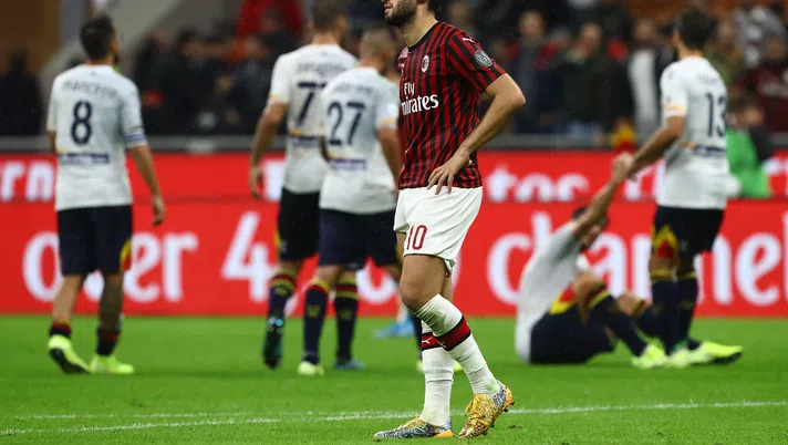 20 ottobre 2019, Milan-Lecce 2-2: Hakan Calhanoglu sconsolato a fine gara (credits: GETTY Images)