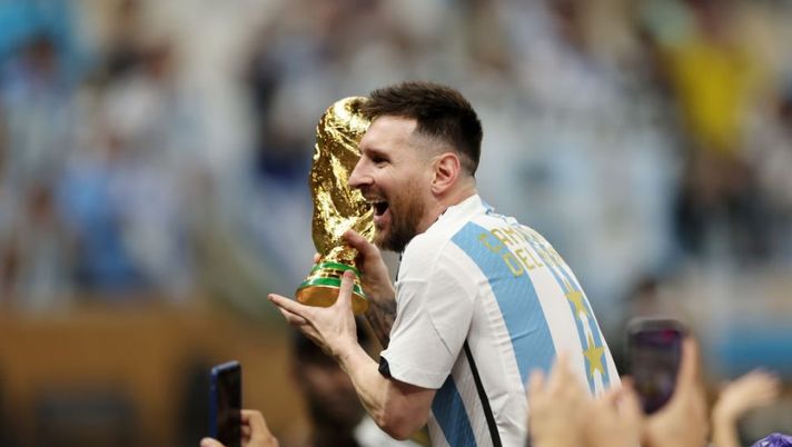 LUSAIL CITY, QATAR - DECEMBER 18: Lionel Messi of Argentina celebrates with the FIFA World Cup Qatar 2022 Winner's Trophy after the team's victory during the FIFA World Cup Qatar 2022 Final match between Argentina and France at Lusail Stadium on December 18, 2022 in Lusail City, Qatar. (Photo by Lars Baron/Getty Images) Argentina-Francia è ancora di più nella leggenda: voto storico per Messi e Mbappé - immagine 1