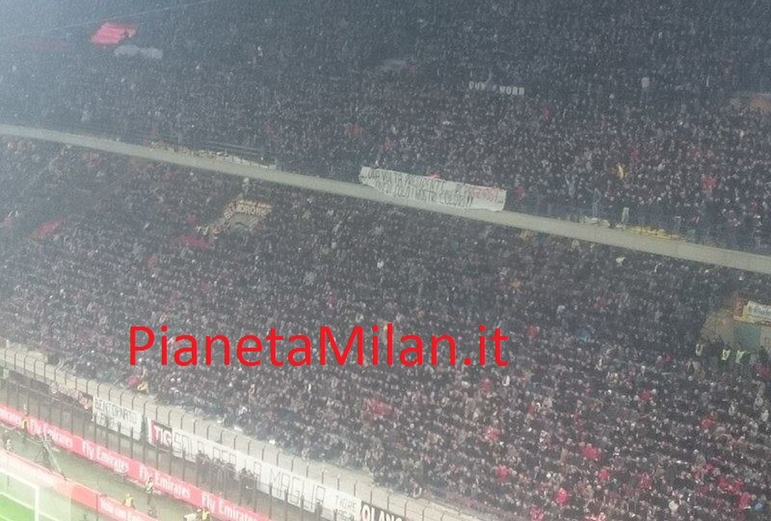  Curva Sud, altro striscione polemico, foto PianetaMilan.it 