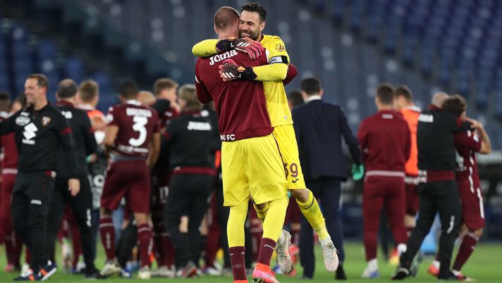 ROME, ITALY - MAY 18: Salvatore Sirigu and Vanja Milinkovic-Savic of Torino FC interact following the Serie A match between SS Lazio and Torino FC at Stadio Olimpico on May 18, 2021 in Rome, Italy. Sporting stadiums around Italy remain under strict restrictions due to the Coronavirus Pandemic as Government social distancing laws prohibit fans inside venues resulting in games being played behind closed doors. (Photo by Paolo Bruno/Getty Images) Torino, le top 5 parate del 2021: Sirigu per la salvezza, Vanja per il riscatto- immagine 1