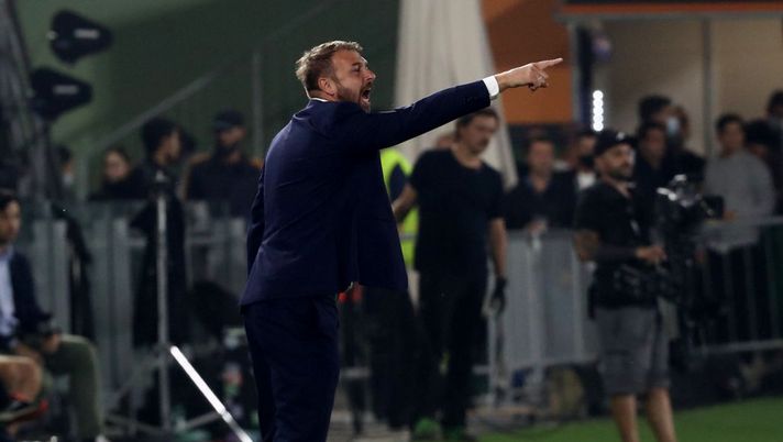 VENEZIA, ITALY - SEPTEMBER 27: Head coach of Venezia Paolo Zanetti gestures during the Serie A match between Venezia FC and Torino FC at Stadio Pierluigi Penzo on September 27, 2021 in Venezia, Italy. (Photo by Maurizio Lagana/Getty Images) 