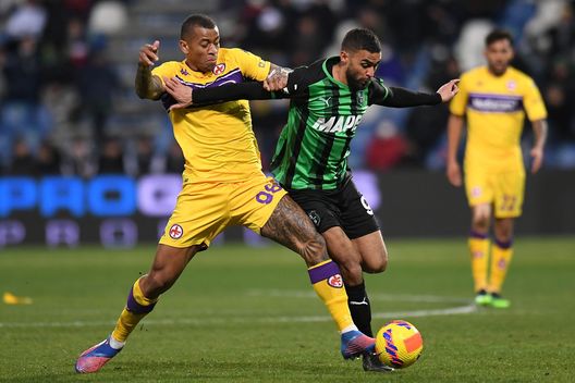 REGGIO NELL'EMILIA, ITALY - FEBRUARY 26: Igor of ACF Fiorentina competes for the ball with Gregoire Defrel of US Sassuolo during the Serie A match between US Sassuolo and ACF Fiorentina at Mapei Stadium - Citta' del Tricolore on February 26, 2022 in Reggio nell'Emilia, Italy. (Photo by Alessandro Sabattini/Getty Images) REGGIO NELL'EMILIA, ITALY - FEBRUARY 26: Igor of ACF Fiorentina competes for the ball with Gregoire Defrel of US Sassuolo during the Serie A match between US Sassuolo and ACF Fiorentina at Mapei Stadium - Citta' del Tricolore on February 26, 2022 in Reggio nell'Emilia, Italy. (Photo by Alessandro Sabattini/Getty Images)