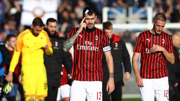 BERGAMO, ITALY - DECEMBER 22:  Alessio Romagnoli and Andrea Conti of AC Milan react after losing the Serie A match between Atalanta BC and AC Milan at Gewiss Stadium on December 22, 2019 in Bergamo, Italy.  (Photo by Marco Luzzani/Getty Images)