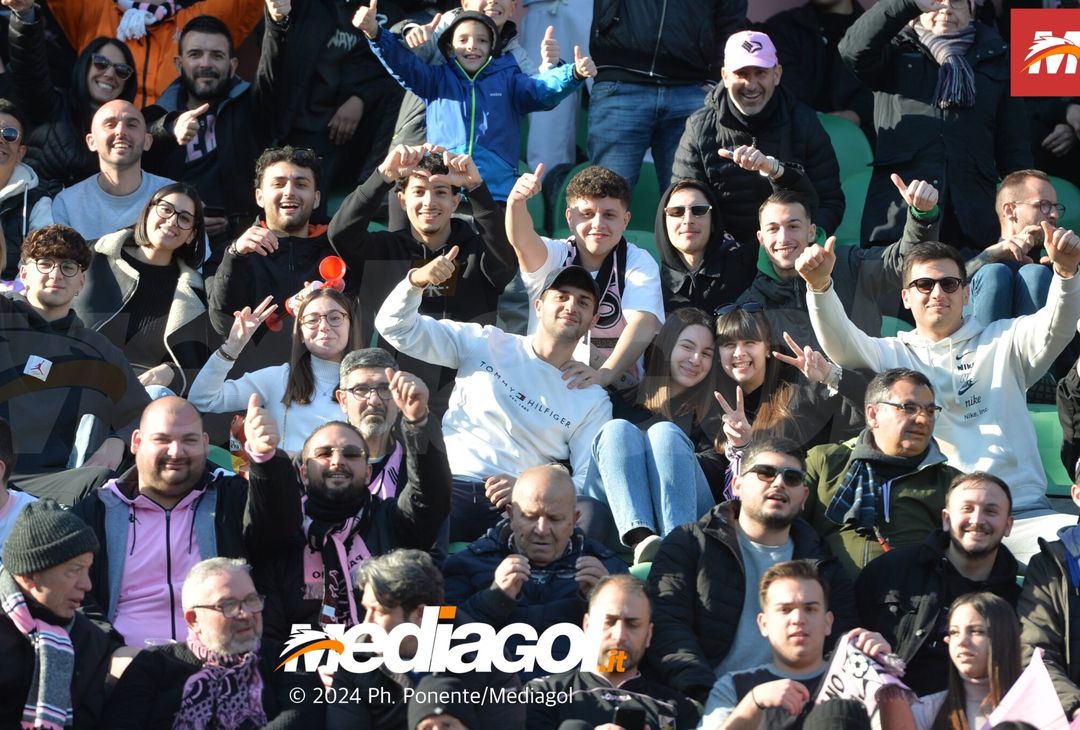 FOTOTIFO Palermo-Como 3-0, gli scatti ai tifosi al “Renzo Barbera” (GALLERY) - immagine 144
