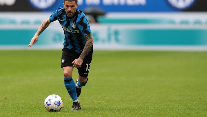 MILAN, ITALY - APRIL 11: Stefano Sensi of FC Internazionale in action during the Serie A match between FC Internazionale and Cagliari Calcio at Stadio Giuseppe Meazza on April 11, 2021 in Milan, Italy. Sporting stadiums around Italy remain under strict restrictions due to the Coronavirus Pandemic as Government social distancing laws prohibit fans inside venues resulting in games being played behind closed doors. (Photo by Emilio Andreoli - Inter/Inter via Getty Images) MILAN, ITALY - APRIL 11: Stefano Sensi of FC Internazionale in action during the Serie A match between FC Internazionale and Cagliari Calcio at Stadio Giuseppe Meazza on April 11, 2021 in Milan, Italy. Sporting stadiums around Italy remain under strict restrictions due to the Coronavirus Pandemic as Government social distancing laws prohibit fans inside venues resulting in games being played behind closed doors. (Photo by Emilio Andreoli - Inter/Inter via Getty Images)