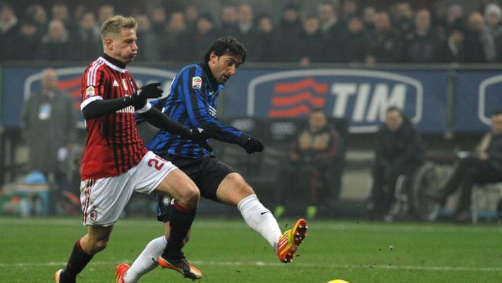 MILAN, ITALY - JANUARY 15: Diego Milito of FC Internazionale Milano scores the opening goal during the Serie A match between AC Milan and FC Internazionale Milano at Stadio Giuseppe Meazza on January 15, 2012 in Milan, Italy. (Photo by Valerio Pennicino/Getty Images) Ibanez e Negro, ma anche Abate: quando il derby diventa un incubo- immagine 2