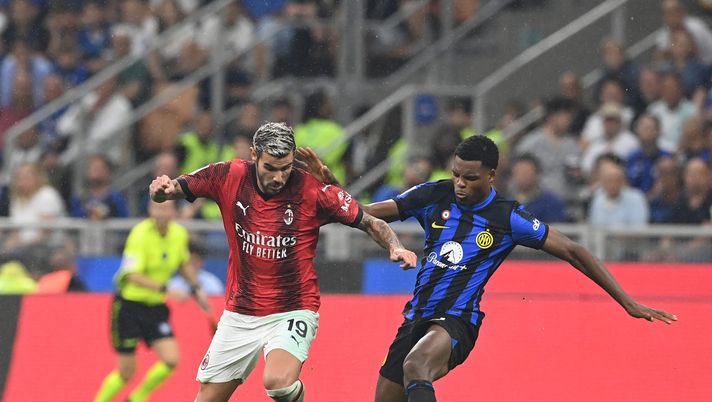 MILAN, ITALY - SEPTEMBER 16: Theo Hernandenz of AC Milan competes for the ball with Denzel Dumfries of FC Internazionale during the Serie A TIM match between FC Internazionale and AC Milan at Stadio Giuseppe Meazza on September 16, 2023 in Milan, Italy. (Photo by Claudio Villa/AC Milan via Getty Images) Theo Hernandez AC Milan - Dumfries