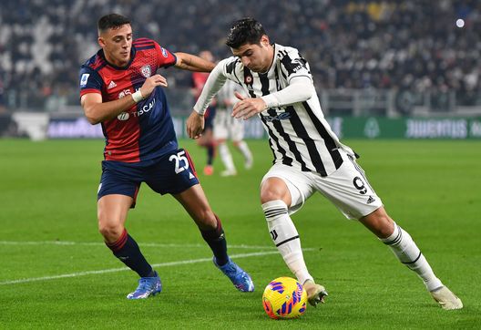 TURIN, ITALY - DECEMBER 21: Gabriele Zappa of Cagliari Calcio battles for possession with Alvaro Morata of Juventus during the Serie A match between Juventus and Cagliari Calcio at Allianz Stadium on December 21, 2021 in Turin, Italy. (Photo by Valerio Pennicino/Getty Images) C’è vita oltre Odriozola? Tra occasioni di mercato e investimenti importanti- immagine 4