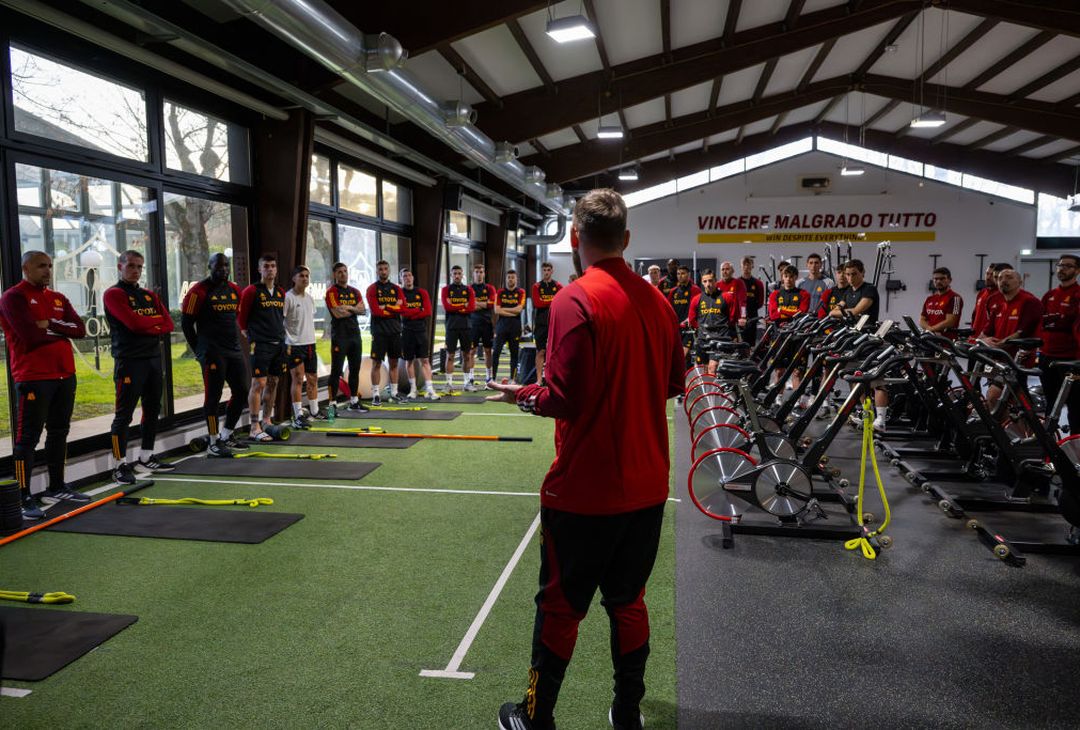 De Rossi riabbraccia la Roma. L’accoglienza a Trigoria – FOTO GALLERY - immagine 7