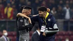 Istanbul, lacrime di gioia del giovane portiere per il derby vinto: poi il lancio di oggetti…