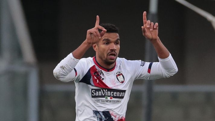 VERONA, ITALY - JANUARY 10: Junior Messias of FC Crotone celebrates his goal during the Serie A match between Hellas Verona FC and FC Crotone at Stadio Marcantonio Bentegodi on January 10, 2021 in Verona, Italy. (Photo by Emilio Andreoli/Getty Images) Ds Crotone conferma: “Abbiamo incontrato il Torino per Messias, è andata così” - immagine 1