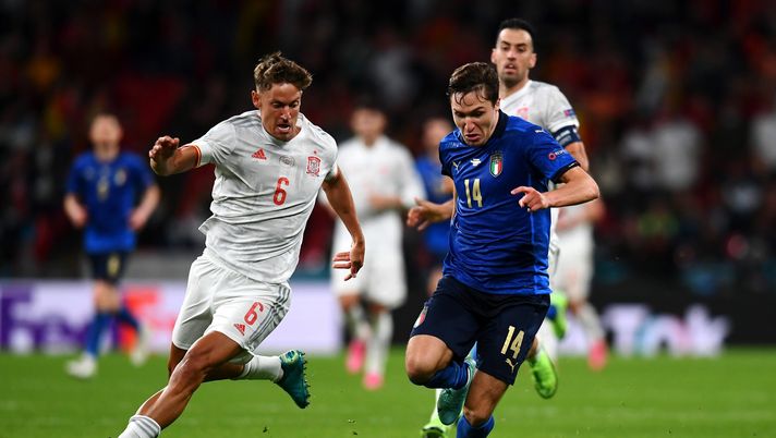 LONDON, ENGLAND - JULY 06: Federico Chiesa of Italy battles for possession with Marcos Llorente of Spain during the UEFA Euro 2020 Championship Semi-final match between Italy and Spain at Wembley Stadium on July 06, 2021 in London, England. (Photo by Claudio Villa/Getty Images) 
