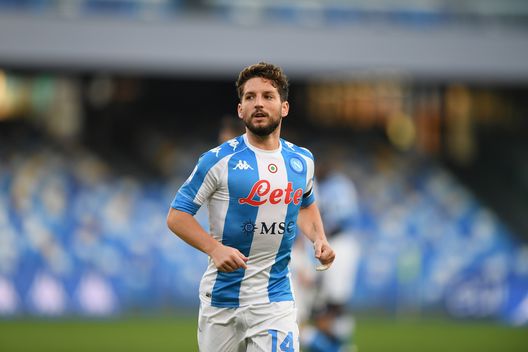 NAPLES, ITALY - DECEMBER 13: Dries Mertens of SSC Napoli during the Serie A match between SSC Napoli and UC Sampdoria at Stadio Diego Armando Maradona on December 13, 2020 in Naples, Italy. Sporting stadiums around Italy remain under strict restrictions due to the Coronavirus Pandemic as Government social distancing laws prohibit fans inside venues resulting in games being played behind closed doors. (Photo by Francesco Pecoraro/Getty Images) NAPLES, ITALY - DECEMBER 13: Dries Mertens of SSC Napoli during the Serie A match between SSC Napoli and UC Sampdoria at Stadio Diego Armando Maradona on December 13, 2020 in Naples, Italy. Sporting stadiums around Italy remain under strict restrictions due to the Coronavirus Pandemic as Government social distancing laws prohibit fans inside venues resulting in games being played behind closed doors. (Photo by Francesco Pecoraro/Getty Images)