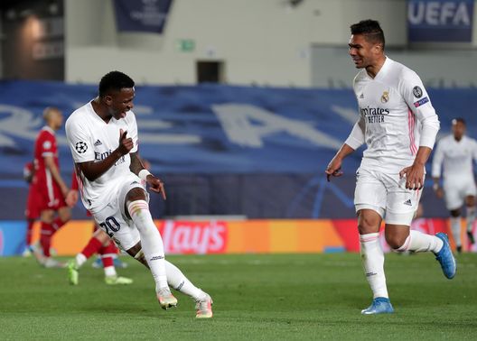 MADRID, SPAIN - APRIL 06: Vinicius Junior of Real Madrid celebrates with teammate Casemiro after scoring their team's third goal during the UEFA Champions League Quarter Final match between Real Madrid and Liverpool FC at Estadio Alfredo Di Stefano on April 06, 2021 in Madrid, Spain. Sporting stadiums around Spain remain under strict restrictions due to the Coronavirus Pandemic as Government social distancing laws prohibit fans inside venues resulting in games being played behind closed doors. (Photo by Gonzalo Arroyo Moreno/Getty Images) Razzismo a Madrid, alcuni tifosi dell’Atletico offendono Vinicius, il club rojiblanco stigmatizza l’accaduto- immagine 2