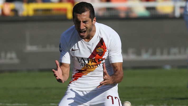 Marco Mancosu of Lecce competes for the ball with Nicolò Zaniolo of Roma during the Serie A match between US Lecce and AS Roma at Stadio Via del Mare on September 29, 2019 in Lecce, Italy. Roma, Mkhitaryan in palestra: le novità di giornata, da Florenzi a Under e Perotti - immagine 1