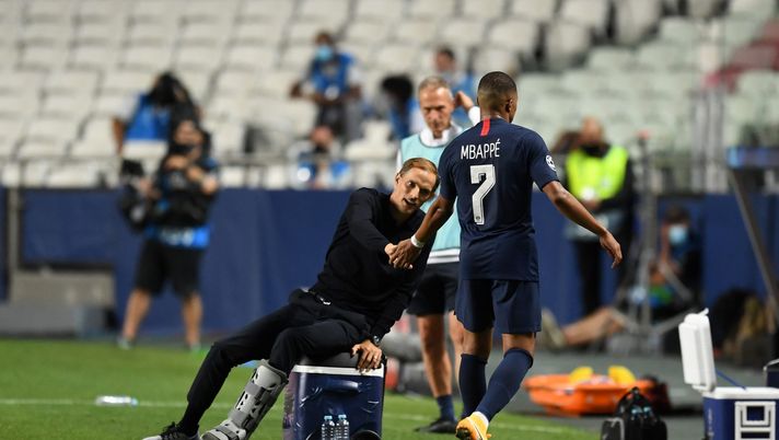 LISBON, PORTUGAL - AUGUST 18: Kylian Mbappe of Paris Saint-Germain shakes hands with Thomas Tuchel, Manager of Paris Saint-Germain after he is subbed during the UEFA Champions League Semi Final match between RB Leipzig and Paris Saint-Germain F.C at Estadio do Sport Lisboa e Benfica on August 18, 2020 in Lisbon, Portugal. (Photo by David Ramos/Getty Images) LISBON, PORTUGAL - AUGUST 18: Kylian Mbappe of Paris Saint-Germain shakes hands with Thomas Tuchel, Manager of Paris Saint-Germain after he is subbed during the UEFA Champions League Semi Final match between RB Leipzig and Paris Saint-Germain F.C at Estadio do Sport Lisboa e Benfica on August 18, 2020 in Lisbon, Portugal. (Photo by David Ramos/Getty Images)