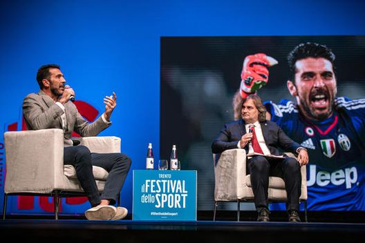 LA GRANDE INAUGURAZIONENella foto: Urbano CAIRO, Stefano BARIGELLI, Maurizio FUGATTI, Franco IANESELLI, Giovanni MALAGO’, Luca PANCALLI, Vito COZZOLI, Gianni VALENTI, Maurizio ROSSINI e Gianluigi BUFFON. Presentano Pierluigi PARDO e Federica MASOLINFestival dello SportTeatro SocialeTrento, 22 settembre 2022 Torna il Festival dello Sport di Trento, il titolo sarà “La Grande Bellezza”- immagine 2