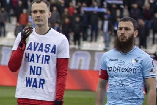 Demir, niente maglia ‘No War’ in Ucraina: “Ogni giorno in Medio Oriente muoiono persone” Demir, niente maglia ‘No War’ in Ucraina: “Ogni giorno in Medio Oriente muoiono persone”