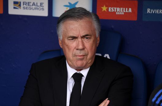 BARCELONA, SPAIN - OCTOBER 03: Carlo Ancelotti, Head Coach of Real Madrid looks on prior to the La Liga Santander match between RCD Espanyol and Real Madrid CF at RCDE Stadium on October 03, 2021 in Barcelona, Spain. (Photo by David Ramos/Getty Images) Occhio al Real: quando straperde con il Barcellona… vince la Champions- immagine 2