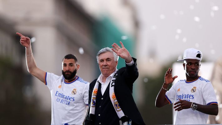 MADRID, SPAIN - APRIL 30: (L-R) Karim Benzema, Carlo Ancelotti, Head Coach of Real Madrid and Vinicius Junior celebrate at Plaza de Cibeles following their victory in their LaLiga match against RCD Espanyol which lead to their 35th LaLiga Championship title on April 30, 2022 in Madrid, Spain. (Photo by Gonzalo Arroyo Moreno/Getty Images)