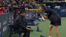 VIDEO / Rublev perde la testa: urla in faccia a un giudice di linea e viene squalificato