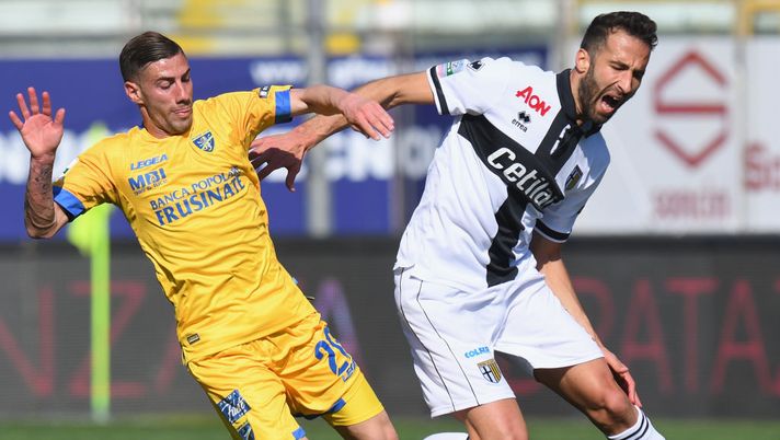 PARMA, ITALY - APRIL 07:  Nicola Citro of Frosinone  competes for the ball whit Valerio Di Cesare of Parma Calcio during the serie B match between Parma Calcio and Frosinone Calcio at Stadio Ennio Tardini on April 7, 2018 in Parma, Italy.  (Photo by Alessandro Sabattini/Getty Images) 