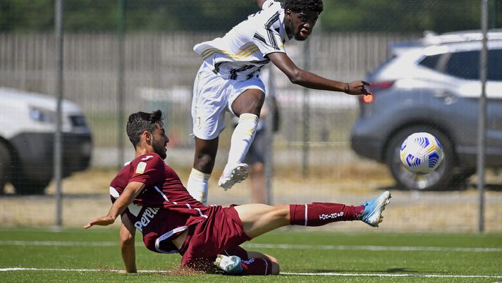 VINOVO, ITALY - JUNE 13: Samuel Iling Junior of Juventus during the Primavera 1 TIM match between Torino U19 and Juventus U19 at Centro Sportivo Bertolotti on June 13, 2021 in Volpiano, Italy. (Photo by Filippo Alfero - Juventus FC/Juventus FC via Getty Images) 