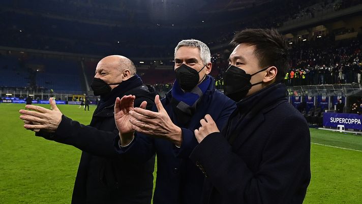 MILAN, ITALY - JANUARY 12: Sport CEO Giuseppe Marotta of FC Internazionale, Corporate CEO Alessandro Antonello of FC Internazionale, Steven Zhang president of FC Internazionale celebrate after winning the italian SuperCup match between FC Internazionale and Juventus at Stadio Giuseppe Meazza on January 12, 2022 in Milan, Italy. (Photo by Mattia Ozbot - Inter/Inter via Getty Images) Barzaghi (Sky): “Inter non informata del comunicato ACF” - immagine 1