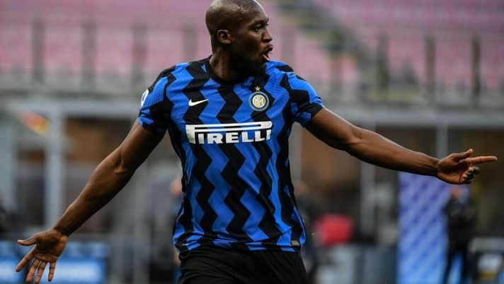 Inter Milan's Belgian forward Romelu Lukaku celebrates after opening the scoring during the Italian Serie A football match Inter Milan vs Sassuolo on April 7, 2021 at the San Siro stadium in Milan. (Photo by Isabella BONOTTO / AFP) (Photo by ISABELLA BONOTTO/AFP via Getty Images) Lukaku, parla l’avvocato: “Felice del ritorno. L’anno prossimo? Ora conta solo una cosa” - immagine 1