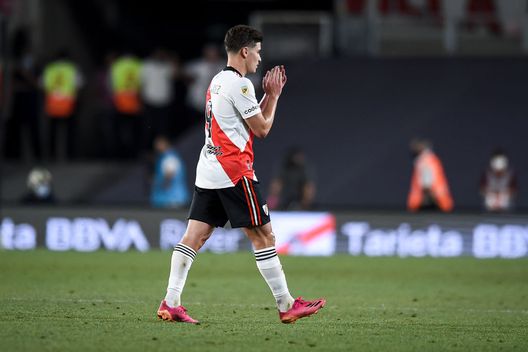 BUENOS AIRES, ARGENTINA - OCTOBER 25: Julian Alvarez of River Plate greets the fans after being replaced during a match between River Plate and Argentinos Juniors as part of Torneo Liga Profesional 2021 at Estadio Monumental Antonio Vespucio Liberti on October 25, 2021 in Buenos Aires, Argentina. (Photo by Marcelo Endelli/Getty Images) BUENOS AIRES, ARGENTINA - OCTOBER 25: Julian Alvarez of River Plate greets the fans after being replaced during a match between River Plate and Argentinos Juniors as part of Torneo Liga Profesional 2021 at Estadio Monumental Antonio Vespucio Liberti on October 25, 2021 in Buenos Aires, Argentina. (Photo by Marcelo Endelli/Getty Images)