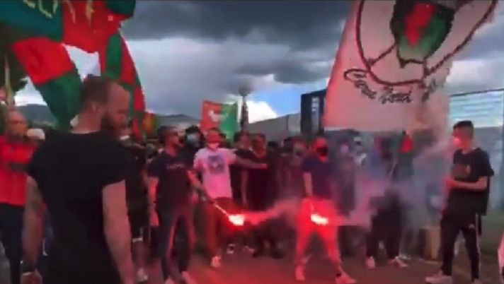 Ternana, tifosi allo stadio 2 giorni prima del derby: “Vincete, ci avete ridato l’entusiasmo” 