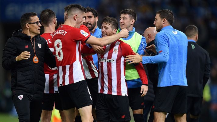 SAN SEBASTIAN, SPAIN - OCTOBER 31: Iker Muniain of Athletic Bilbao celebrates with team mates after scoring their side's first goal during the La Liga Santander match between Real Sociedad and Athletic Club at Reale Arena on October 31, 2021 in San Sebastian, Spain. (Photo by Juan Manuel Serrano Arce/Getty Images) SAN SEBASTIAN, SPAIN - OCTOBER 31: Iker Muniain of Athletic Bilbao celebrates with team mates after scoring their side's first goal during the La Liga Santander match between Real Sociedad and Athletic Club at Reale Arena on October 31, 2021 in San Sebastian, Spain. (Photo by Juan Manuel Serrano Arce/Getty Images)