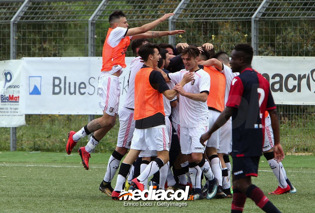  CAGLIARI, ITALY - MAY 05: Simone Santoro of Palermo U19 celebrates with the team-mates his goal 1-1 during the Primavera 1 match between Cagliari Calcio U19 and US Citta di Palermo U19 at Stadio Renato Raccis on May 5, 2018 (Photo by Enrico Locci/Getty Images) 