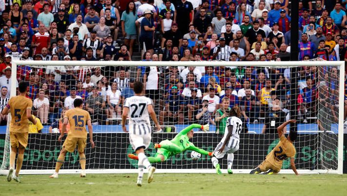 DALLAS, TEXAS - JULY 26: Moise Kean #18 of Juventus scores a goal as FC Barcelona goalkeeper Marc Stegen #1 of FC Barcelona dives during the first half of a 2022 International Friendly match at the Cotton Bowl on July 26, 2022 in Dallas, Texas. (Photo by Ron Jenkins/Getty Images) Juve, 2-2 col Barcellona: doppio Kean, promossi e bocciati da Bremer ad Alex Sandro - immagine 1